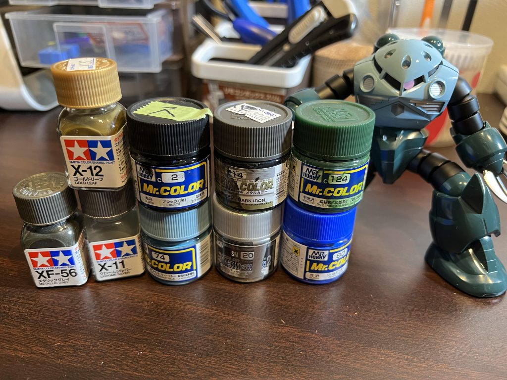 塗料群手足の色は緑をベースに混色してみたのですが、どんどん青を足して結局３：７くらいの割合になった気がする。色も強く出る方があるとか性質を理解してないので混色はあまりしないようにしています。 トップコートは艶消しはスーパースムースクリアーを使ったのですが、こちらはかなり上品な艶消しに仕上がるので今回のようなコントラストの差を狙ったものには不適切だったかと思います。もっとざらついた艶消し、となると砂吹きみたいにするべきだったのかな？