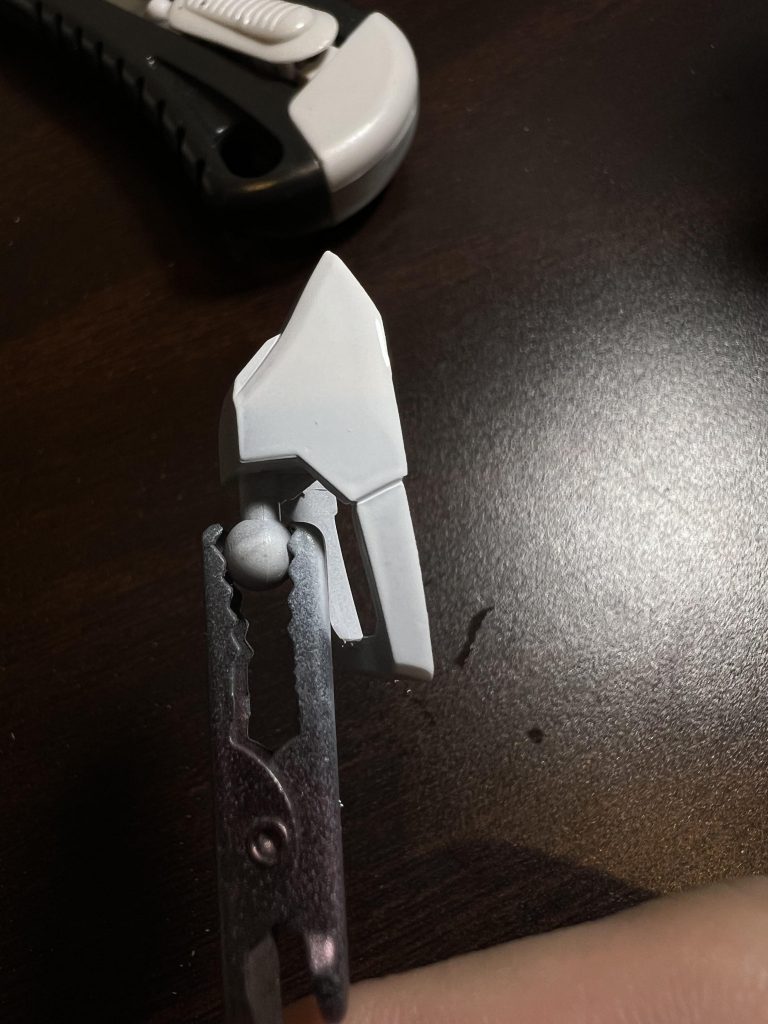 色んな種類の白塗料を使ってみているのですが、どれも詰まる、溜まる、発色しないで綺麗に塗れた試しがないです。今回もダマになって更にうすめてみると今度はグレーに負けて溜まってしまう・・・といった具合でカメラのアップには到底絶えない状態になってしまいました。