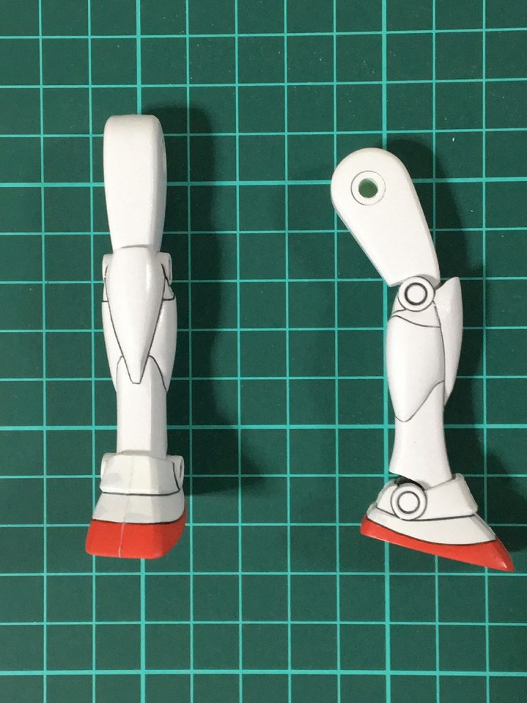 塗装を終えた腕パーツ・下肢パーツの、接着・組み付け、3日程しっかり乾燥後、合わせ目消しを行い塗装をして仕上げていきます。仕上げ工程