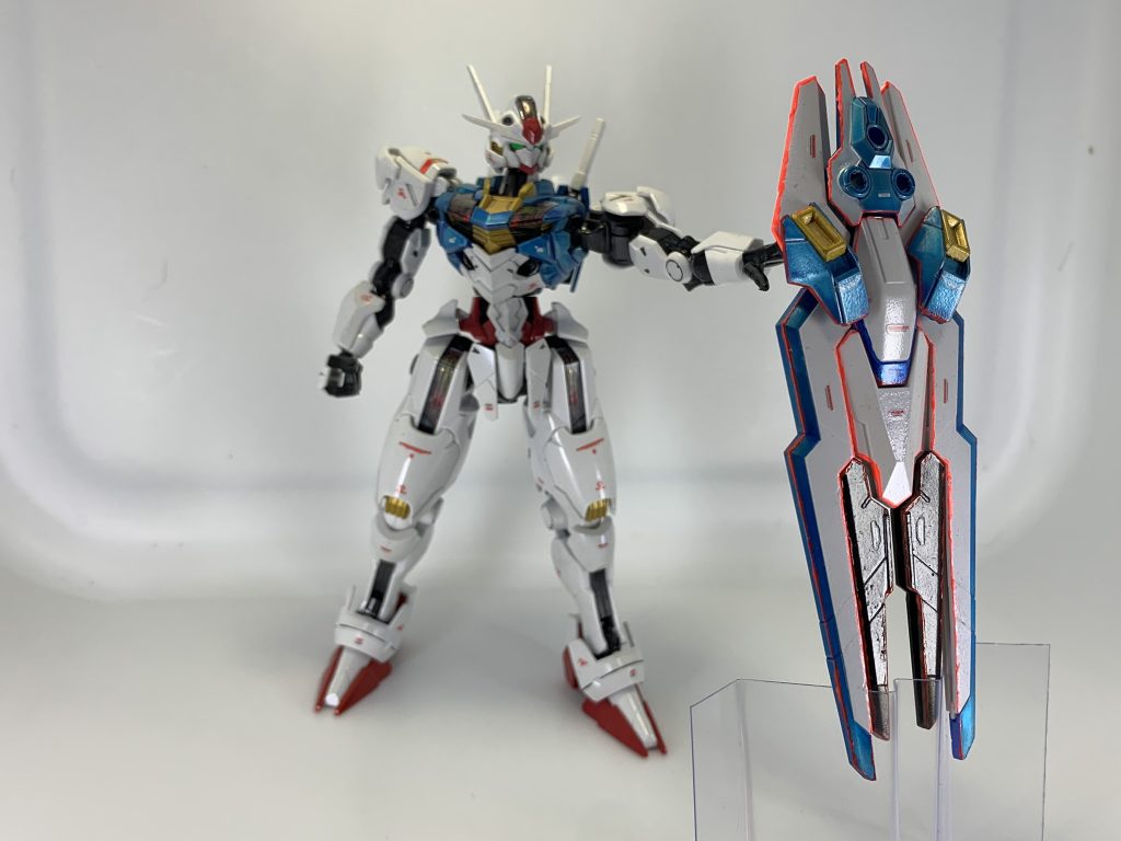 このようにシールドの下に薄い透明の板を用意して立ててるだけです。少しだけ平手が見えますかね？