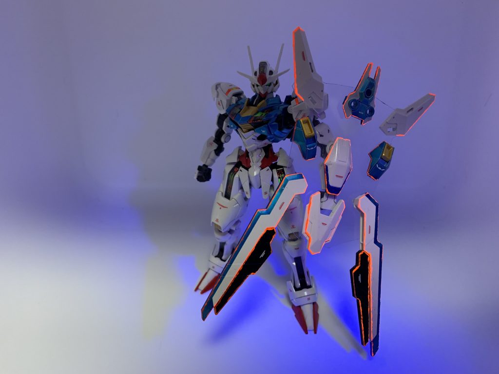 こちらは部屋の電気をつけて明るい状態でブラックライトを当ててみた状態。少し透明な板が見えてしまいますね。