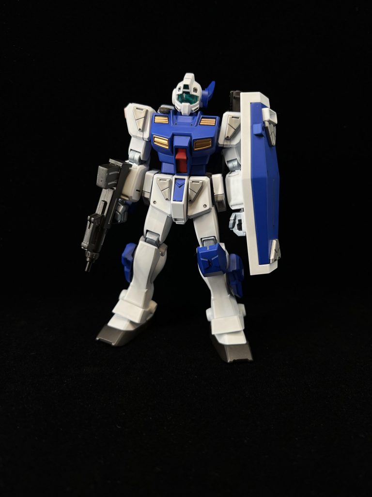 正面ベースの寒ジムにはほとんど手を加えていません。サイドスカートとバックパックを変えたくらいで、装甲を足した程度武装はそれっぽい武器をUCキットから剥ぎ取っています