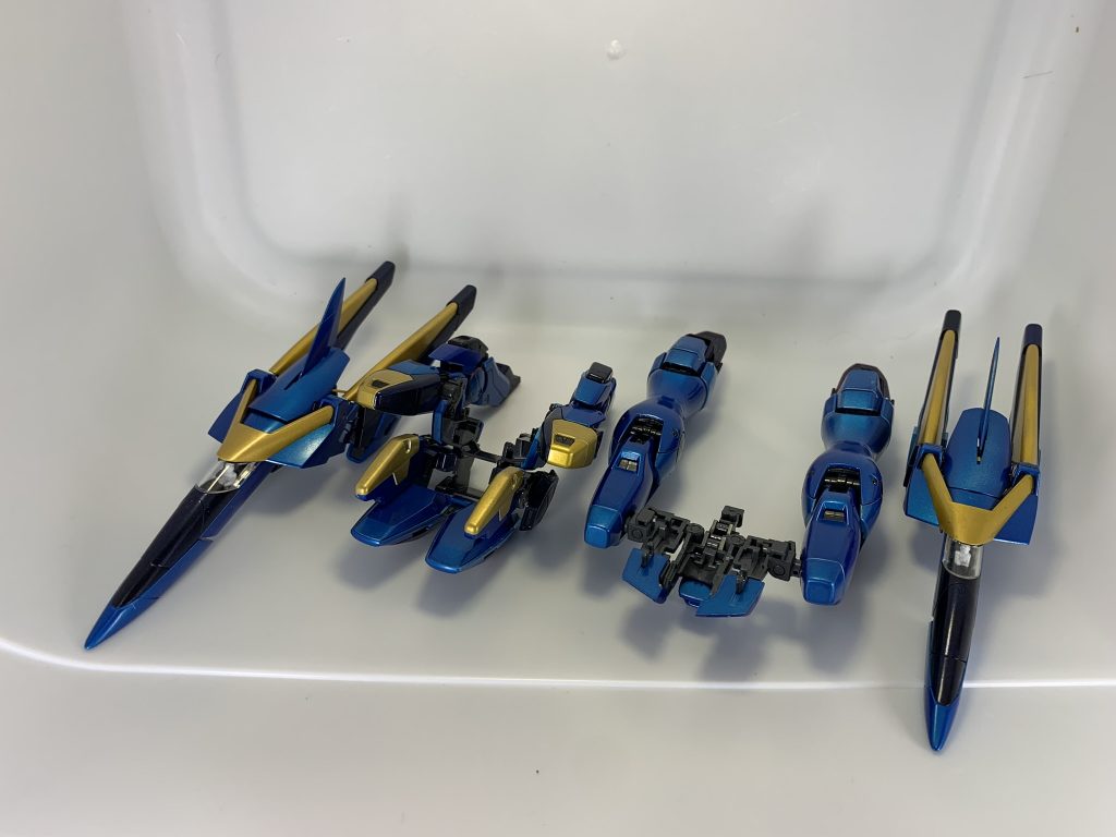 バラバラで展示。このＭＧのＶ２ガンダムはトップとボトムの為にもコアファイターが２つついてるのがいいですね♪