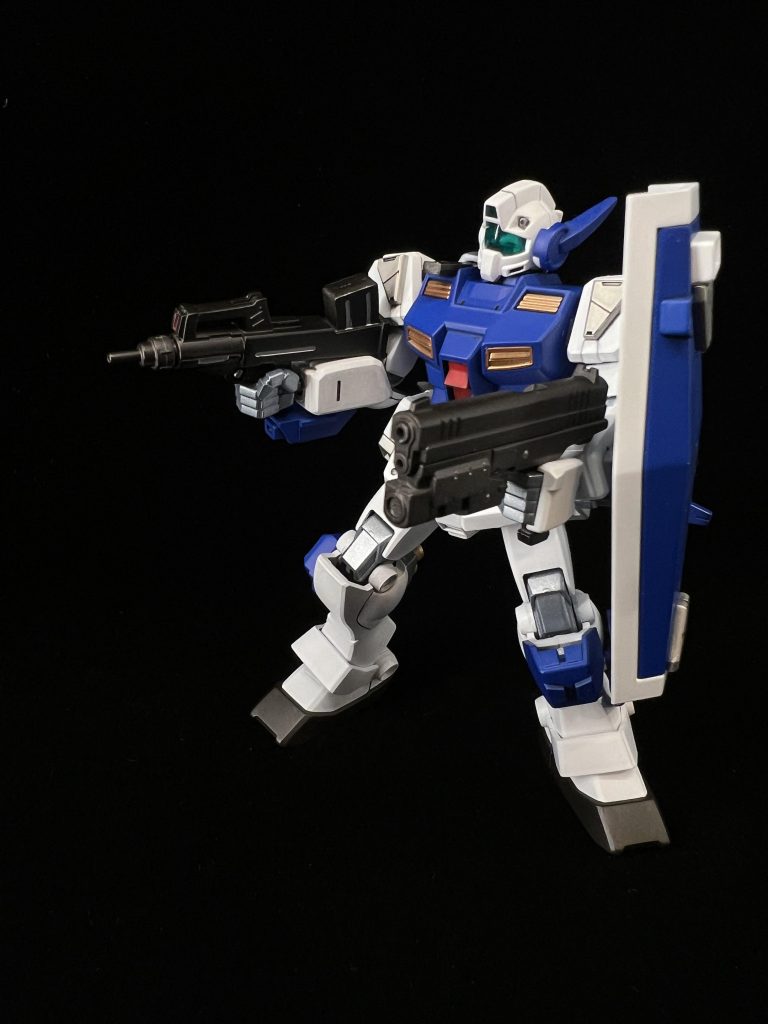 二丁持ちする寒ジムのマシンガンは悪名高い造形なので使用していません。ブルパップマシンガンは持たせれるように若干すり合わせしました。平手や握り手の関係で別売りのハンドパーツを使うつもりだったのですが、あれ武器持ち手が無いんですよねえ・・・平手はカッコいいのだが