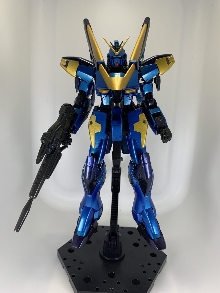 この青いＶ２ガンダムはテスト運用を行っていた時は、かつての連邦のエース、青い閃光と呼ばれた男によって運用されていた・・・という設定もあるようです。つまり・・・ハリソンマディン、ですね♪足のパーツなど赤のままにしようとも考えたんですが、イマイチしっくりこない気がして、結局足なども濃い青で塗装して、赤いのは口だけとなりました。