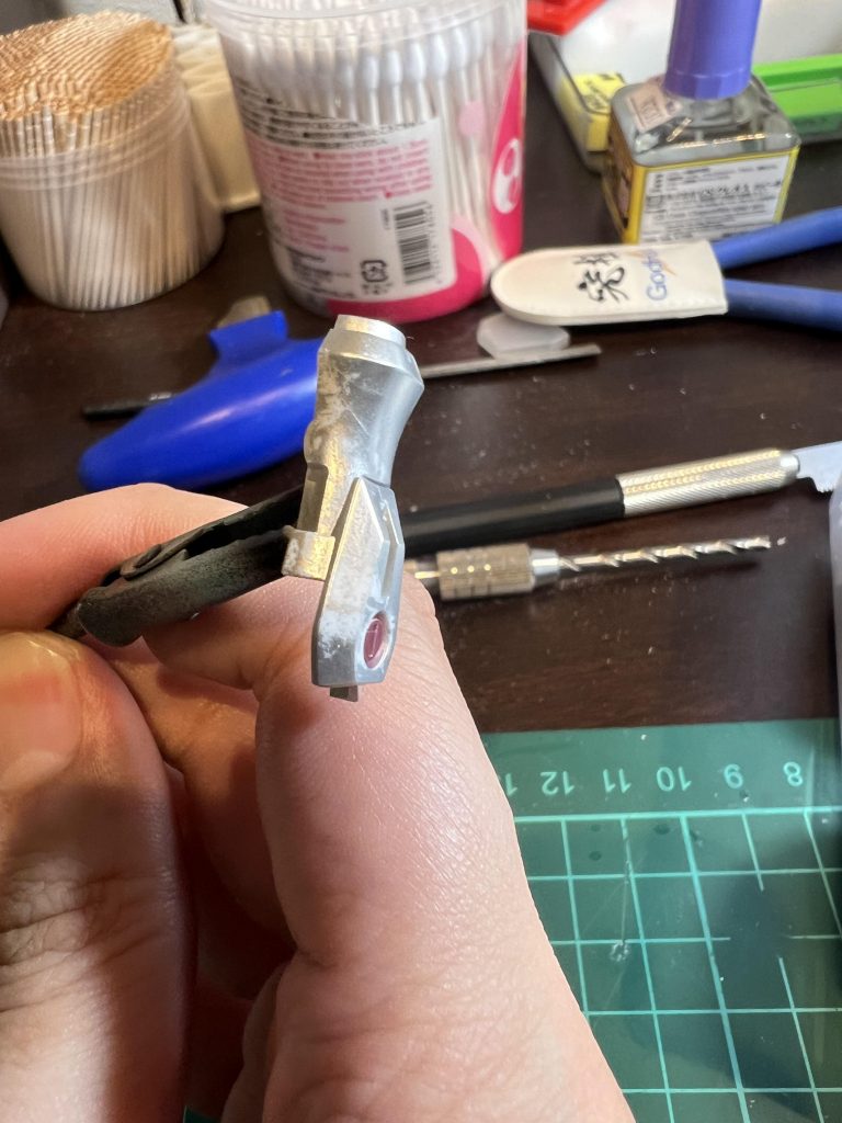 マスキングに持ってかれたものまだらに剥げているので、何かが付着してるか、塗膜形成が出来ていなくて凹凸が出来ている所が剥げている感じ？テストチップに塗った感じではサフの有無で喰い付きの良さに差があるように感じないのですが、ガンプラに塗ると極端に弱い何れにせよ、これからはメタリック系の色を載せた後は一度クリアーを吹くようにしようかと思います