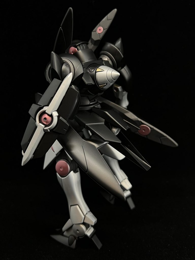 後ろ姿ジンクスの特徴的な構造が良く分かりますね、パーツが大きいので、ミキシング用に腰部周りが欲しいです赤く塗り分けた部分は円形のマスキングが判らず、側面が上手く塗れていないのですが、これなら筆塗りした方が良かったかも