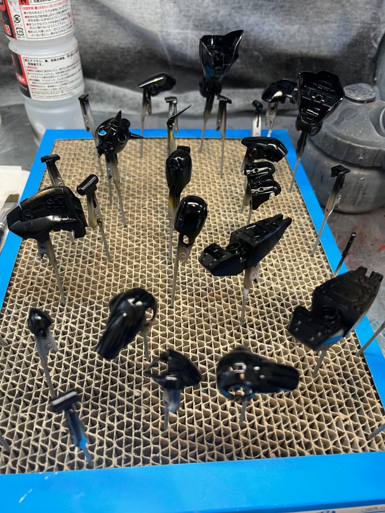 黒サフ→シルバー→ディープクリアブルーの順で塗装しました。Mr.カラーの8番シルバーを使ったのですが、こちらはメッキ調の気が強く、メタリック特有の粗さが無いのでキャンディの下地にはイマイチだったように思えます。シルバー段階では綺麗に見えるので、メインカラー向きですね。