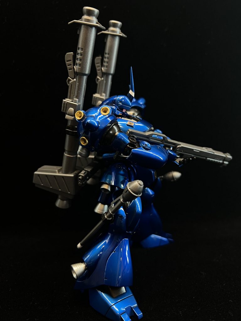 横肩は合わせ目消しして、ブースターはパーツから切り出してはめ込めるようにしました。若干穴は削ったのですが、左右と上部どのブースターなのか判らなくなってしまったので適当に入るものを押し込んだせいで上手く入らないものも