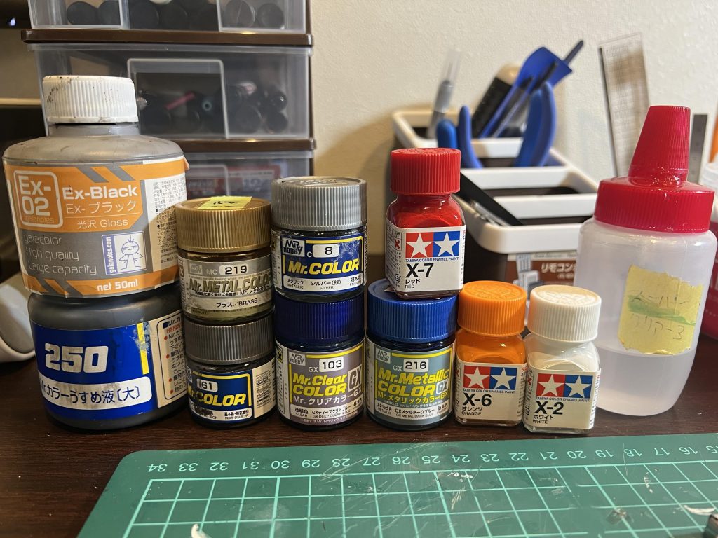 いつもの塗料群最近エナメルはムラというか塗料の溜まりが酷いので、小さい部分でもマスキングした方が良いように思えます。どちらかといえばマスキングが手間なのではなく希釈とハンドピースの洗浄が手間・・・。特に希釈は上手く吹けるかで気を使うので、部分塗装はガンダムマーカーのエアブラシシステムで済ませてもいいかも