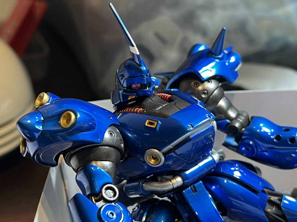 モノアイをクリアパーツに置き換えてみましたシールの銀の余白部分の上に水性ボンドで張り付け切り出しています厚みでパーツ内に収まらなかったので基部のパーツをニッパーで切って無理やり詰めたので目立たない角度で撮ってみましたが、見違えますね