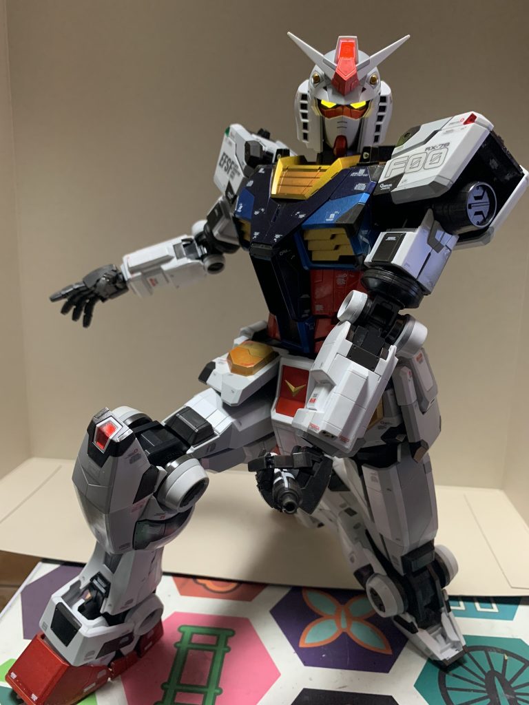 機動戦士ガンダム1話でのビームサーベルでザクを倒すシーンを再現。ただしこのキットにはビームサーベルエフェクトがないので刃がなく完璧ではありませんが。そのほかにビームライフルとシールドもこのキットには存在しません。その理由はあくまで横浜に立っているF00ガンダムの再現だからだと思われます。アレにはライフルとシールドはそもそも存在しないので。もちろんビームサーベルもw