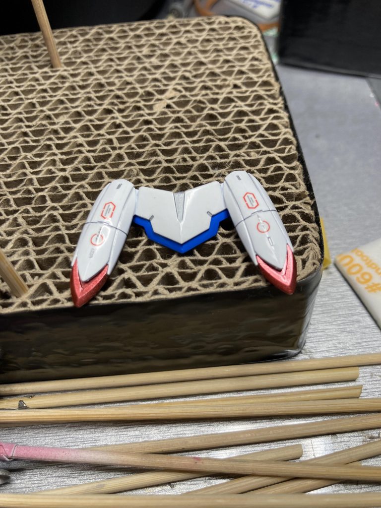 自分は傷が入りそうでサフの後からは仮組みを一切挟まないため全て作業が終わってから、初めて組み合わせ色合いのチェックが出来るようになります。色合いが想定と噛み合ってとてもご満悦の時