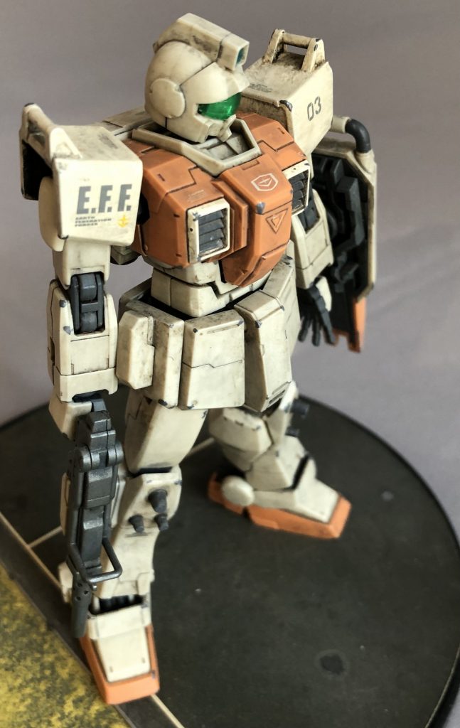 陸戦型ジムはHGUC版の発売当時、「満を持して登場の割にはアレンジがキツく設定画と似ていない」と酷評されたキットです。頭部は設定画と比べると評判通りの別人顔なので、陸戦型ガンダム(パラシュートパック)に付属していたジム頭に換装しました。また、肩アーマーはスレイブ・レイスの余剰パーツに置き換えました。妙に「四角い」つま先が気になる足首も交換したかったのですが、そのために陸戦型ガンダムを潰すのももったいないので今回はスルーです。「短い」とこれまた不評であった膝スパイクは同色ランナーにて延長しました。