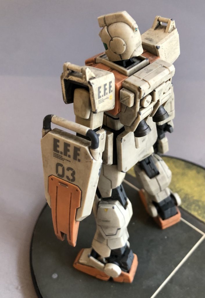 塗装後は、「EFF」等のデカールを貼り付け↓Mr.ウェザリングカラーのマルチブラックとグレイッシュブラウンでウォッシング。↓タミヤのウェザリングマスターで軽く汚し↓シルバーグレーにて面相筆チッピングを行っています。