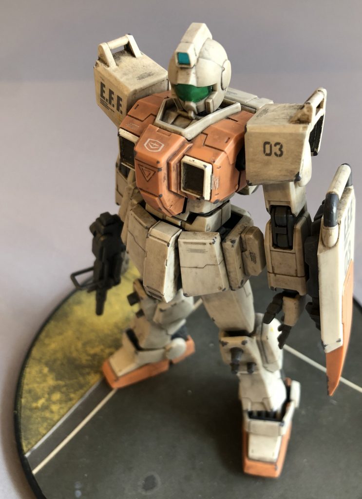 胸ダクトの成形色は濃いグレーですが、アイボリーの方が良かったと思います。シールの貼りやすさを考えての事かと思いますが。