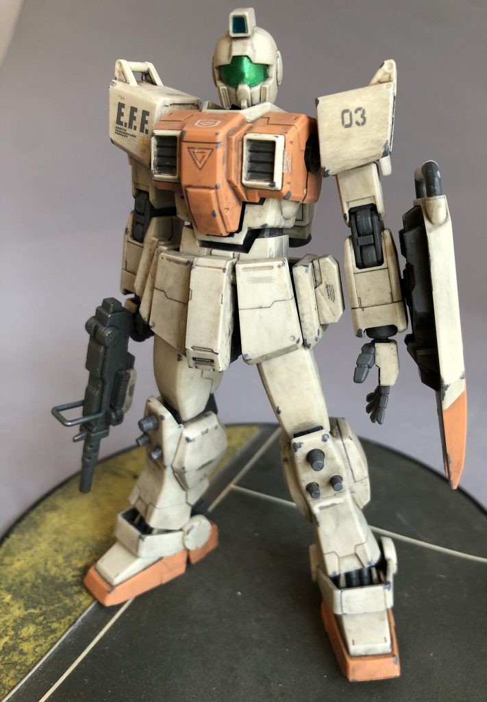 キットのスタイルは悪くないと思いますし合わせ目も目立ちにくい良いキットだと思います。もちろん足裏の肉抜きや銃の握り手がないなどの問題もありますが、1番の問題は「顔」が設定画と似ていないのがよろしくないのでしょう。頭部を換装するだけでイメージがかなり変わります。