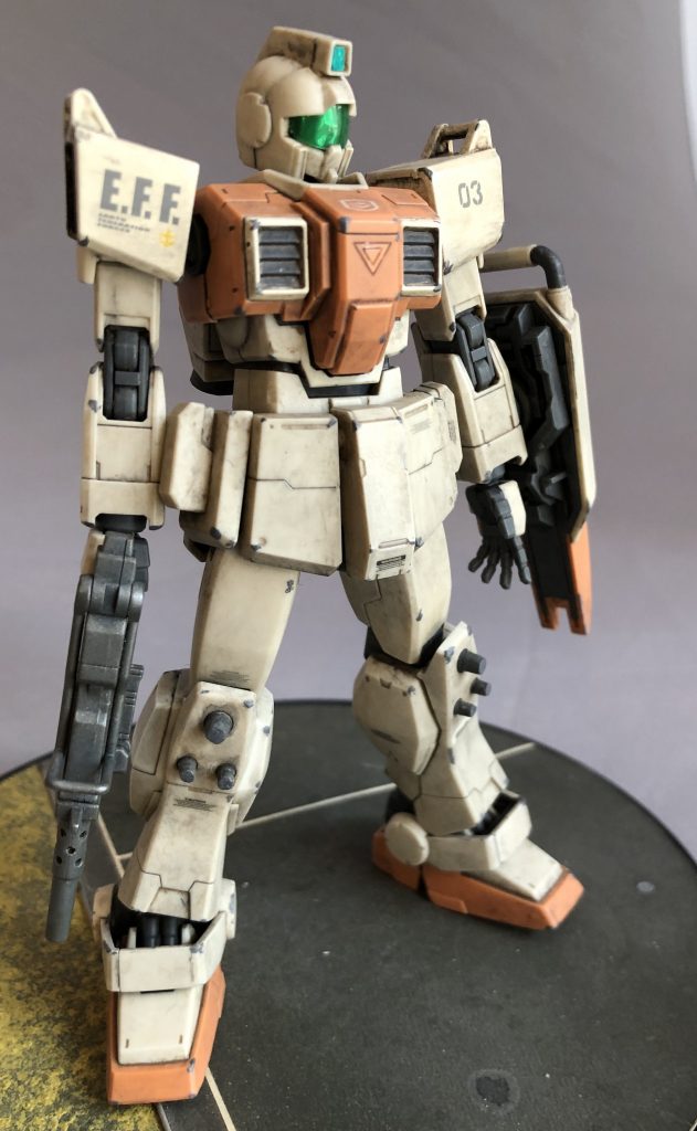 陸戦型とはいえ、汚しすぎないように気をつけましたが、モトが白い子は汚れがめだつなぁ(汗ほぼ完成してから気がついたのですが、「陸戦型ガンダム地上戦セット」の陸ジムヘッドはトサカのメインカメラもクリアパーツだったのでした。そっちを使えばよかった(泣