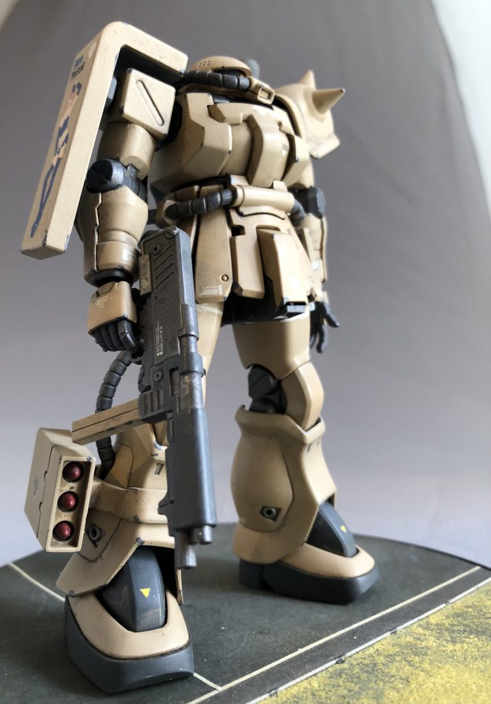 F2ザクは少し煽り気味の見上げ構図が似合います。MMP-80は地味に4色塗り分けのシルバー色ドライブラシ仕上げです。