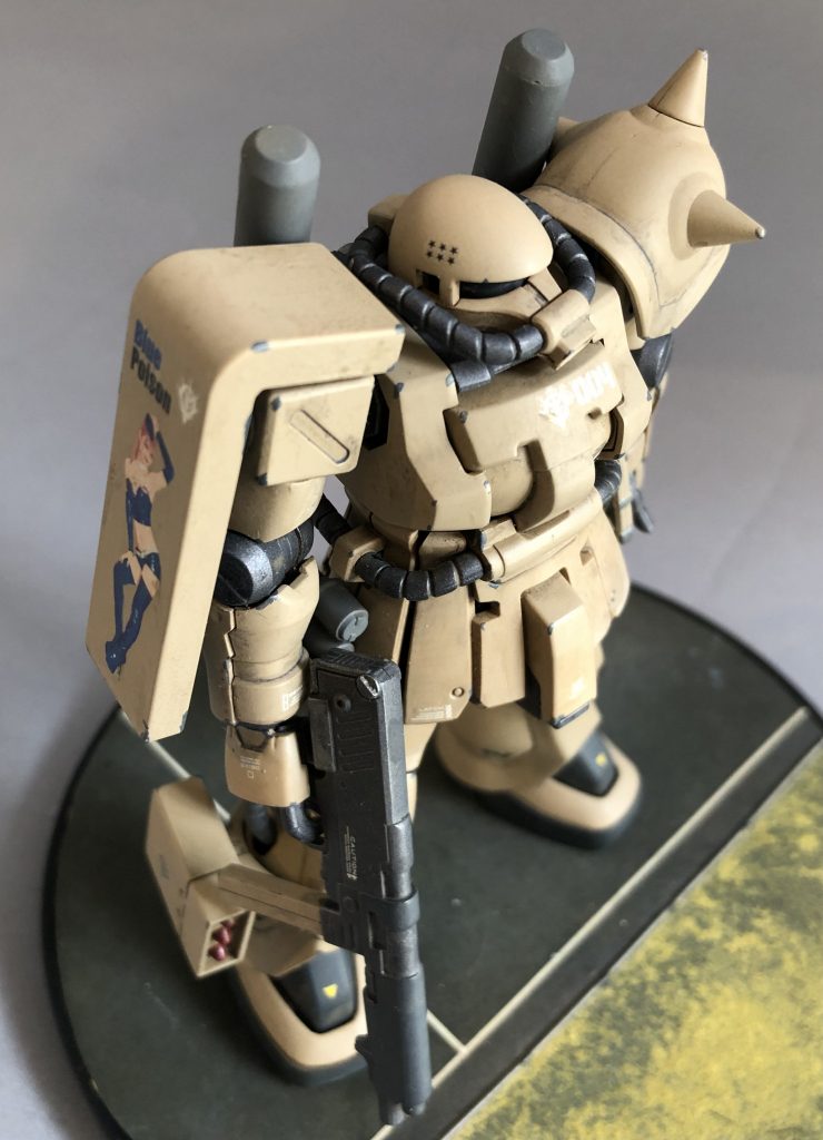 全塗装→デカール貼り→つや消しトップコート→Mr.ウェザリングカラーグレイッシュブラウンでウォッシング→シルバーグレーにてチッピング仕上げです。実はウォッシング中に膝関節が両足とも崩壊しまして、軸打ち補強程度ではどうにもならないくらいの砕けっぷりだったので修復を断念。新しくなった部品請求ページを初利用してみました。欠品の多いサービスですがF2ザクの当該パーツは運良く確保できたので損傷パーツを交換することが出来ました。かつての郵送の頃に比べるとカード決済も出来るし、かなり楽になりましたね！