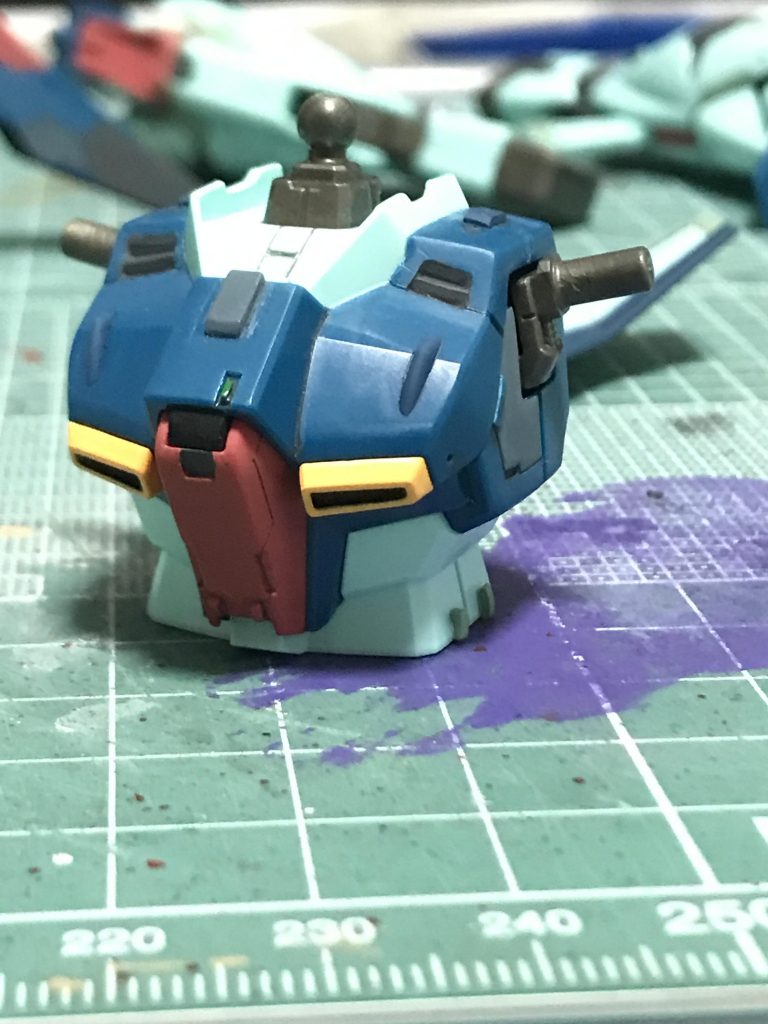 フィーリングで調色しつつ、水性アクリルの筆塗りです。