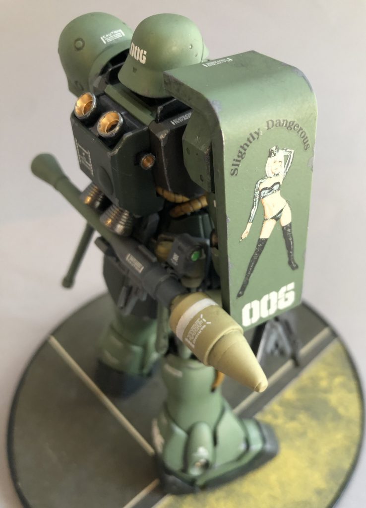 お得意の右肩シールドアートクィーン。ズールのシールドは大きいので大胆なポーズの娘が貼れました。ジンネマン艦長は許してくれそうですが、ミネバ様には怒られそう!