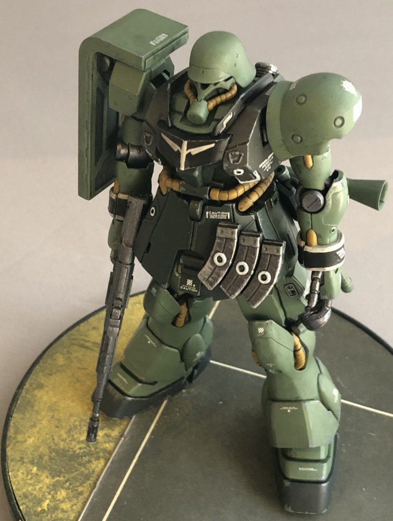 オーソドックスなジオンスタイル。ギラ・ドーガに比べ、スリムな体型は「ジェガンにジオンの服を着せただけ」にも見えます。