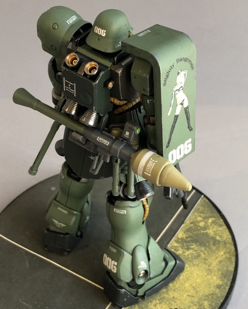 腰の装備一式も塗り分けておしゃれに。RPGみたいなランチャーはこちらにマウントした方が取り回しやすいと思うんですがどうでしょう?