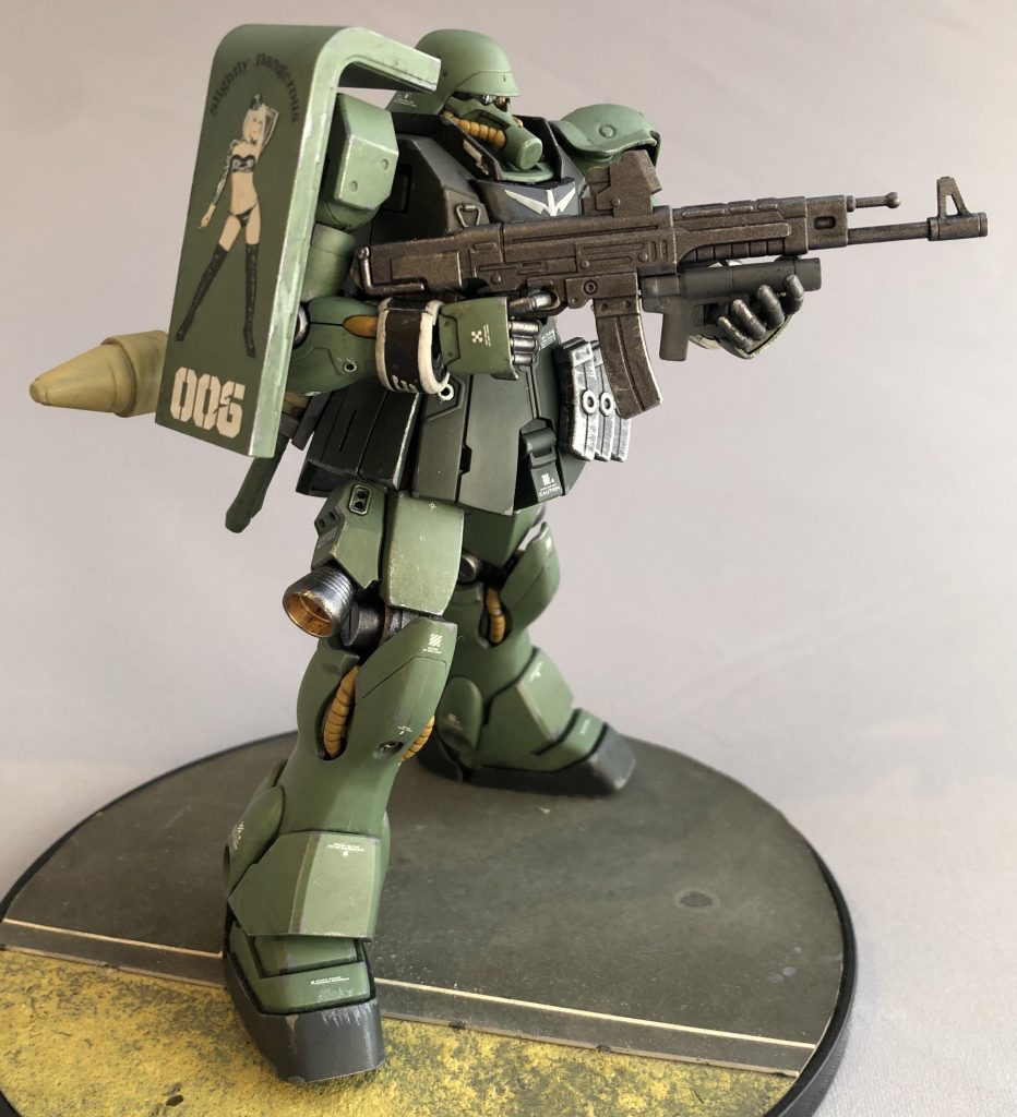 マシンガンを構えて。モノアイスリットが細いのでモノアイがよく見えないデザインです。