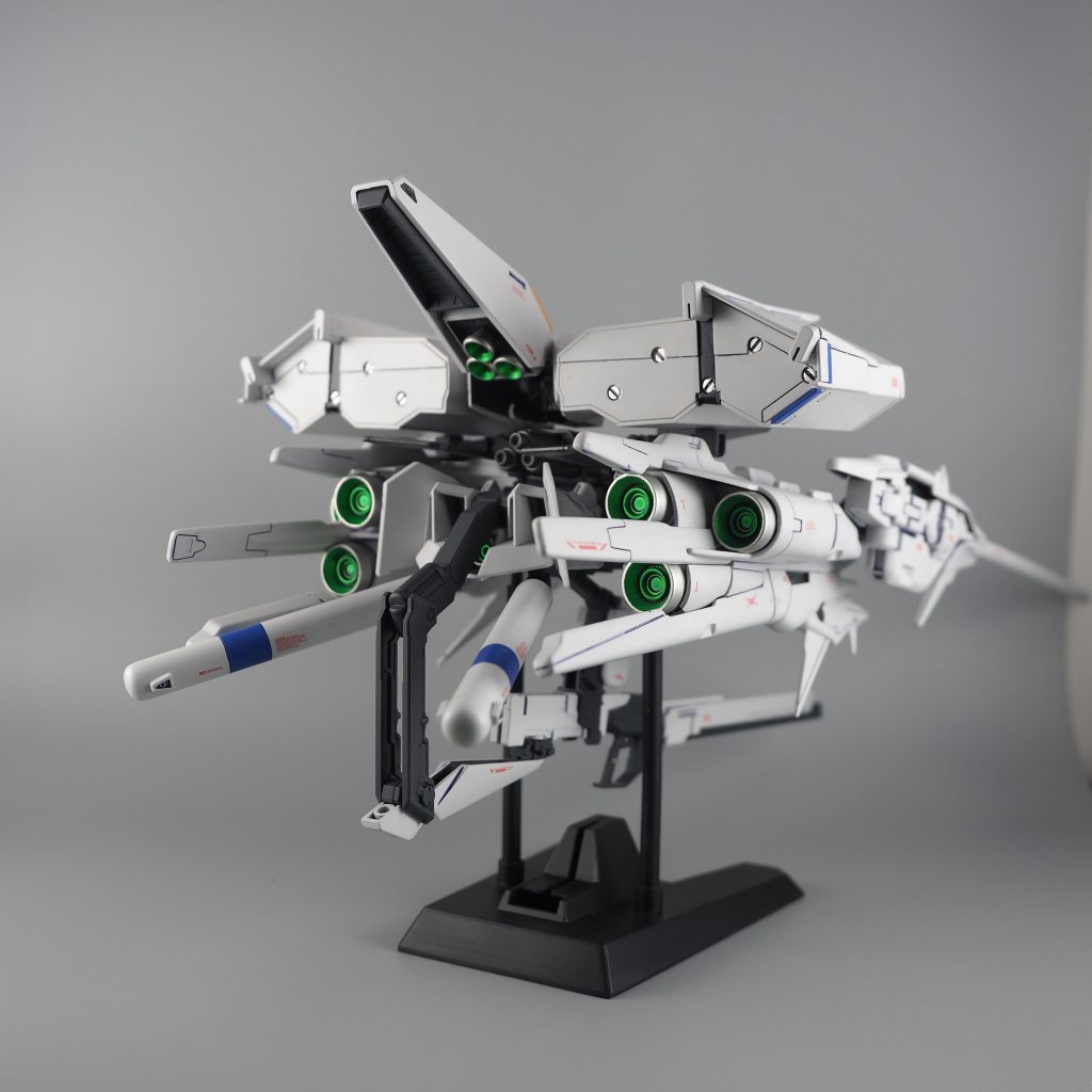 中央部リヤはAOZギャプランの腰部と背中部を使用してます。ギャプランの隠し腕と武装も移植しています。隠し腕展開状態