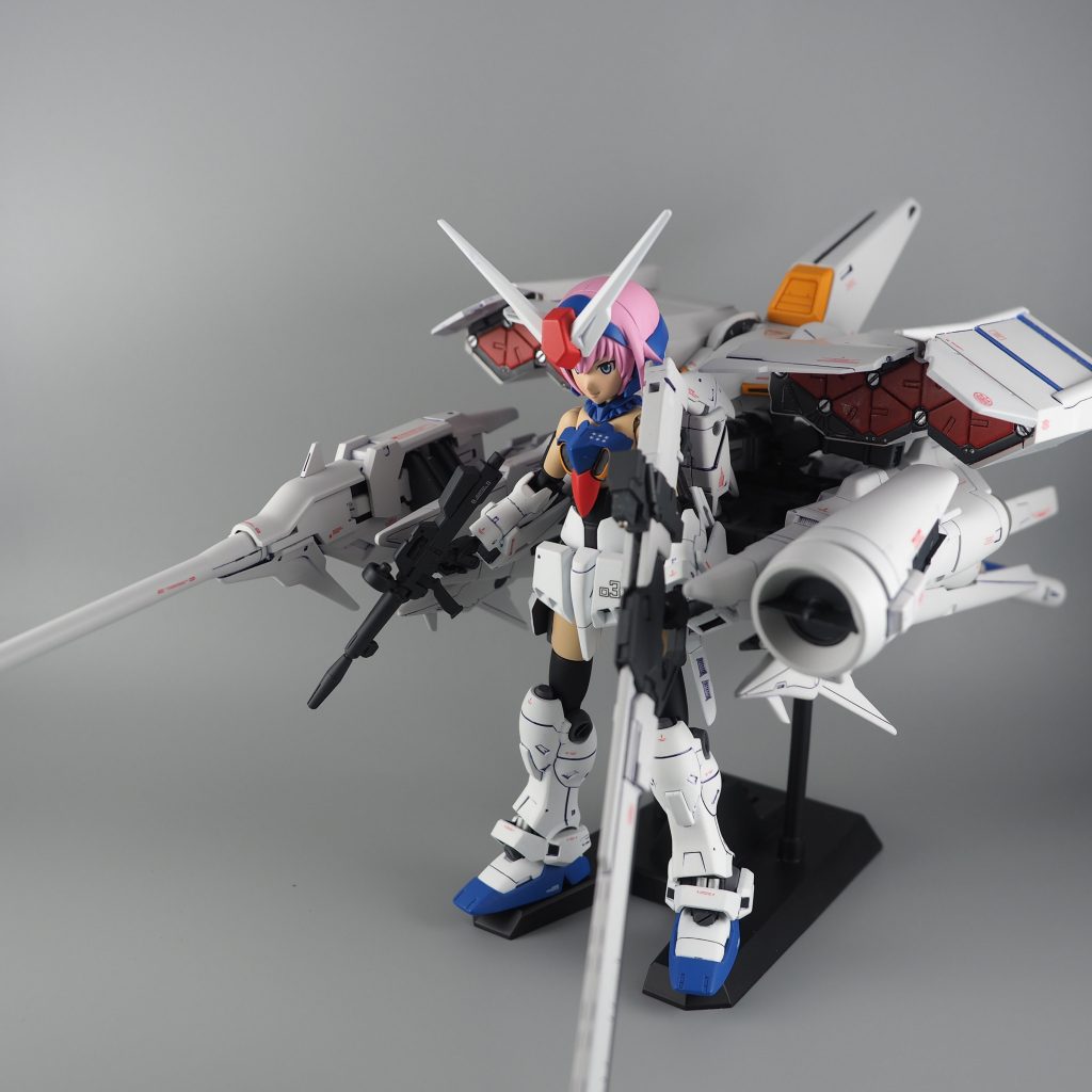 合体状態です。◎合体方法ステイメンガールのツインテールと腰部バインダーを取り外しますコアファイターを外します。背中のジョイントパーツを使ってデンドロビウムと合体してます。