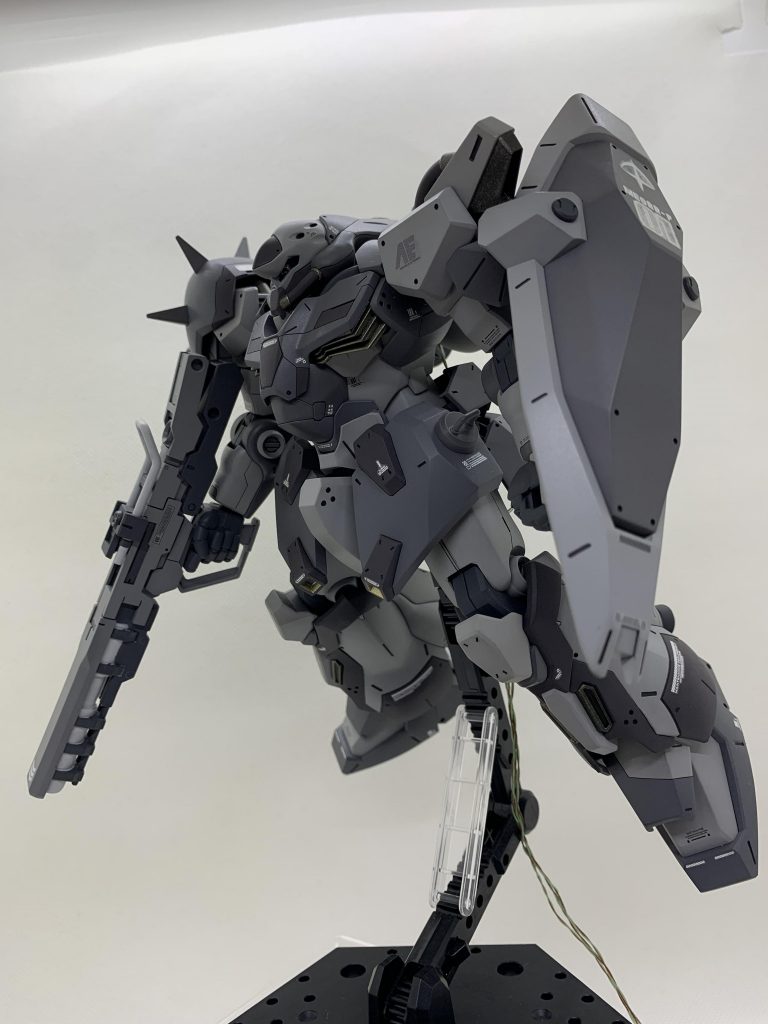 既存のライフルがメッサーにしては小さく感じたのでMSGのバズーカを持ち手を加工して持たせました