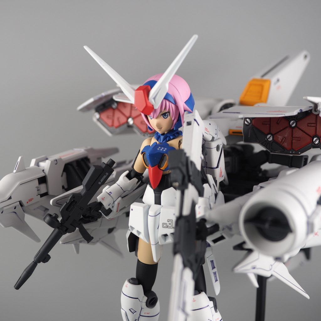 ちなみに頭部のアンテナはSD νガンダムのものです。