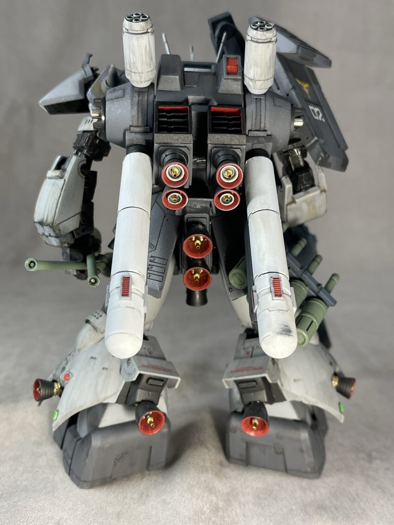 暴力的な数のバーニアスラスター。その数、全15基。極小のハトメ、ワッシャーなどの金属部品をふんだんに使いディテールアップ。