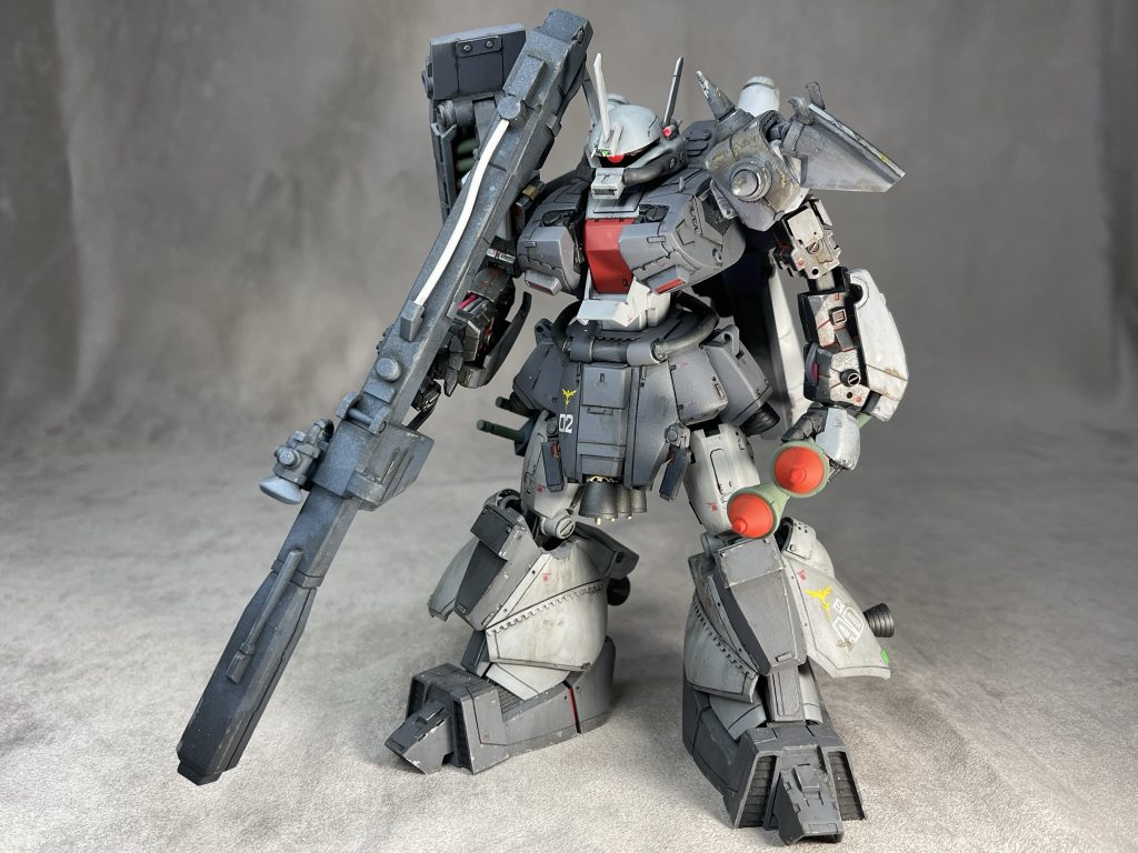 基本的にモナカ構造の旧キットをボリューム・ディテールアップさせて外部装甲とし、30MMなどのツギハギで新規作成したフレームに被せていってます。また、全身のバランスを考えて大胆なプロポーション変更も行いました。