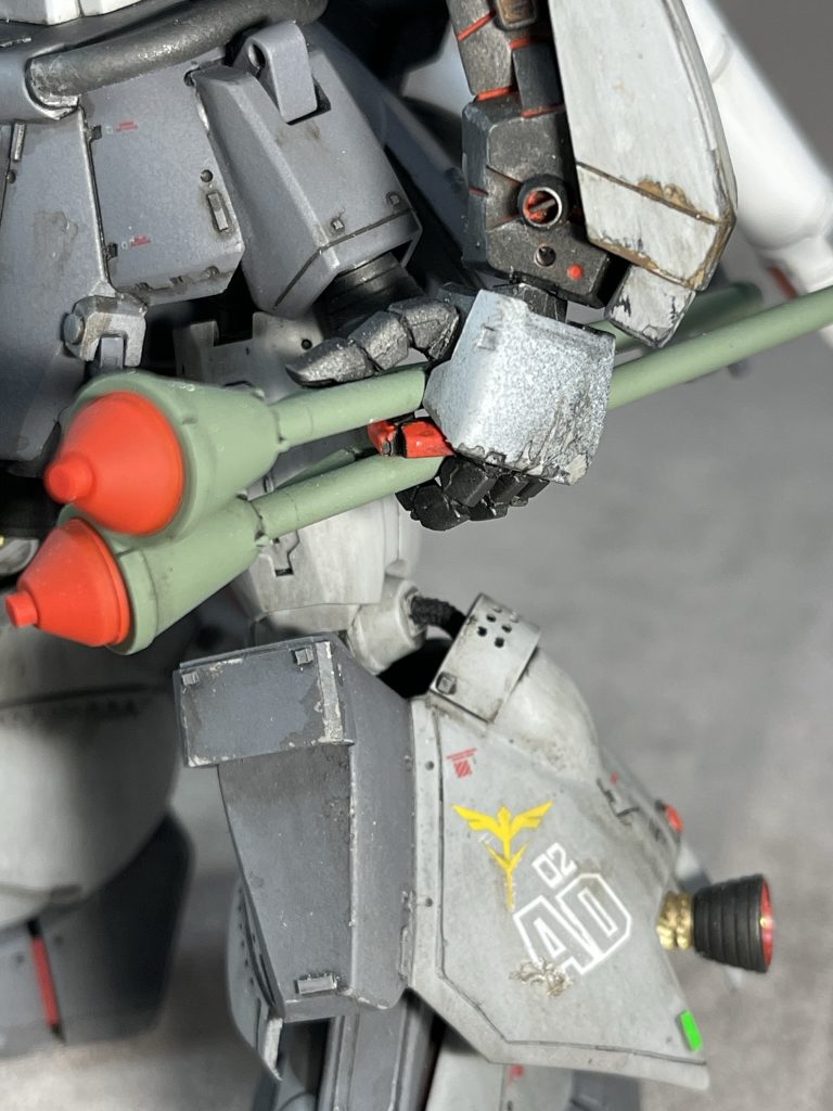 パンツァーファウストを二本持ちする、複雑な指の表情もこだわりポイントです。 膝の動力パイプ部分は薄い遮熱板でカバー。