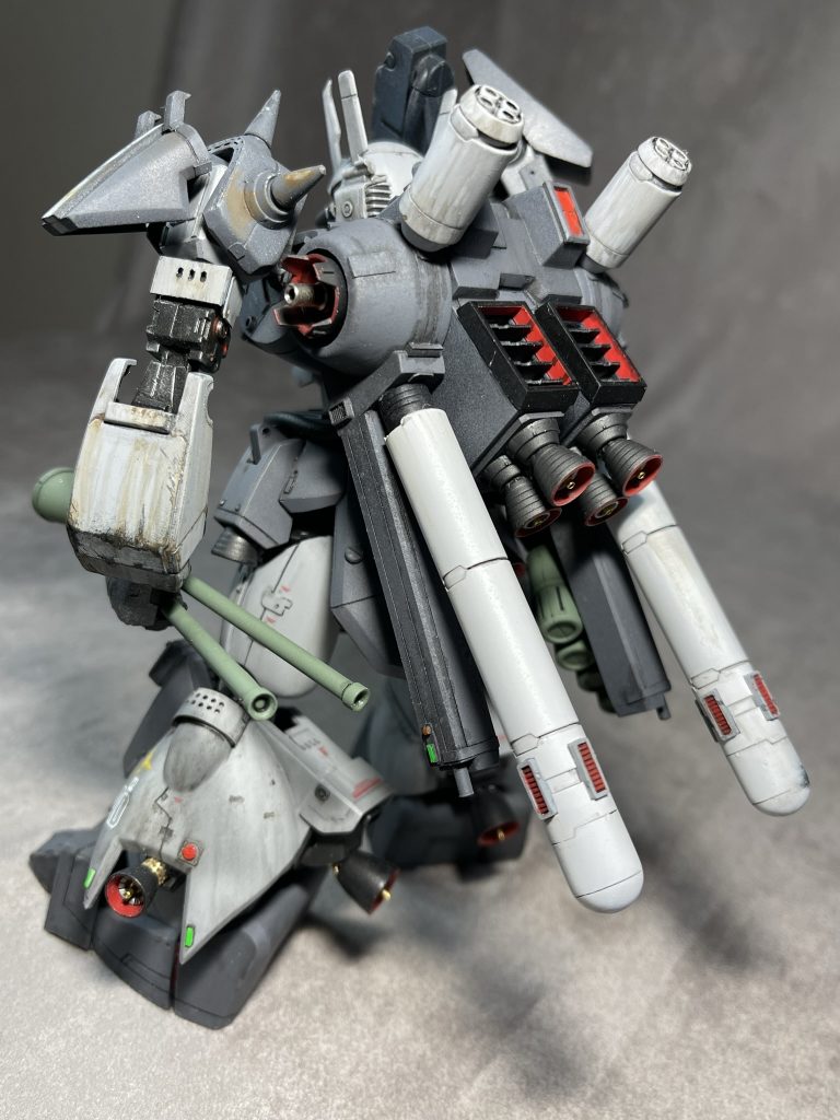 往年の名機・06R型をリスペクトしつつ、オリジナルのザクⅢのデザインもあわせたバックパック。プロペラントタンクは大型化、回転機構を持たせてAMBAC機動も行えます。