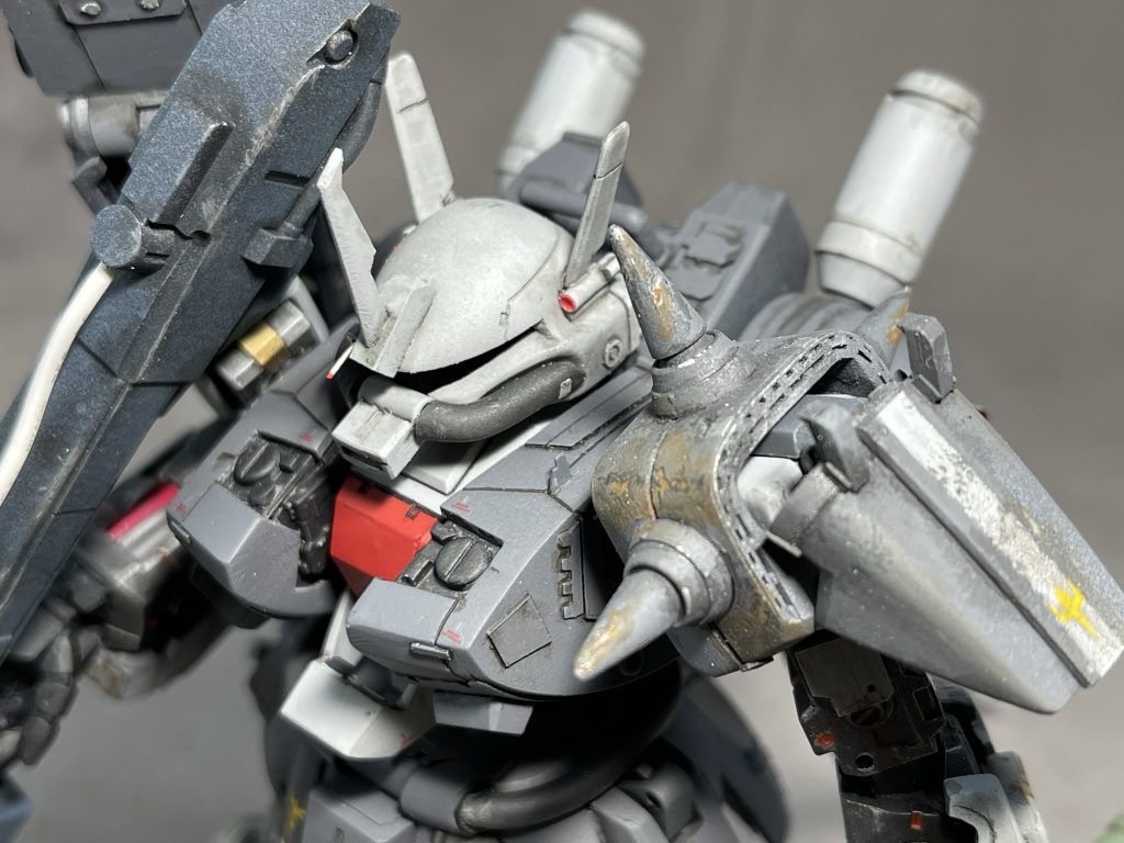 頭部はスタビ、アンテナを大型化。基部にレーザー測距儀を装備。動力パイプはジャバラの上からラバーを巻いて対弾性能をアップさせています。 左肩のスパイクアーマーは多重装甲化。中央から折り曲げることも可能です。二か所の爪で展開時もしっかりロック。