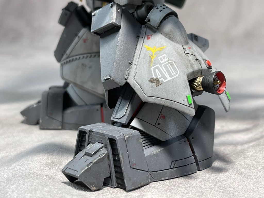 脚部から足まですべて巨大なジェネレーターと考え、足の甲部分には冷却用のラジエータを増設してあります。脚のラインがどう見てもザク系ではないので、足首のガードを取り払い足を露出させています。