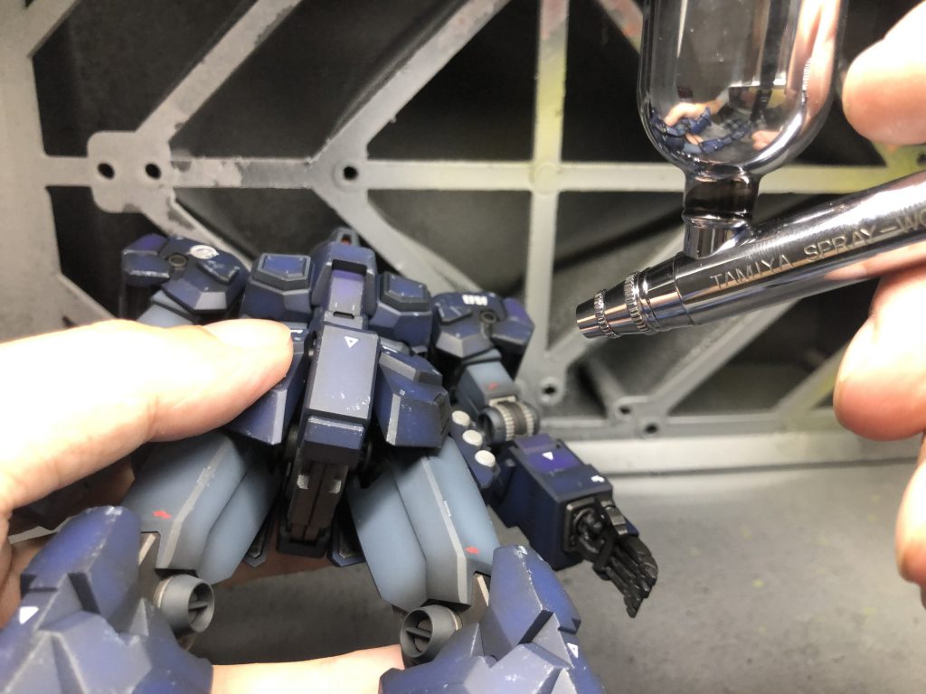 エナメルのフラットブラックで関節やバーニア付近を汚して使用感を出しています。このひと手間がいい雰囲気になります。