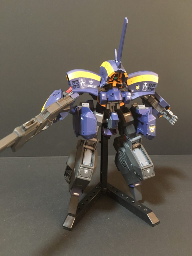 正面右側変形はしません。。。というか関節も固定です。HGキット化されないですかね。