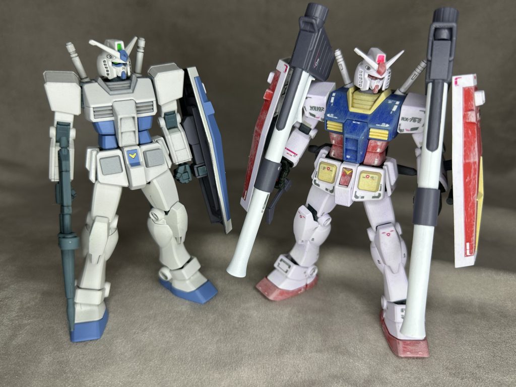 　遅ればせながらEGも組んでみました。こちらは設定通りのG3仕様。当然ながら、各パーツが色分け成形されているのでこうしたカラー変更が超簡単で行えます。マスキング作業が要らないって、なんて天国。体形は今風なのか、スマートでシュッとしてます。流石EGと謳っているだけあって、ゲート処理もラクで制作もストレスフリー。目の下の隈取が隙間による黒表現というのを懸念してましたが、小さすぎて分からんぐらいなので気になりませんでしたｗ　個人的には、ペラペラの肩アーマーと、シールドを持たせた時の位置が下過ぎるのが気になったぐらい。ライフルもしっかり大きいし。これがフル装版でも実売1000円しないって良い世の中になったものじゃのぅ、とジジィ的感想。このEGを作ると300円のFGの役目が薄れたなぁと思います。これだけ簡単で塗装しやすいなら多数組んでバリエーション展開もできますし。