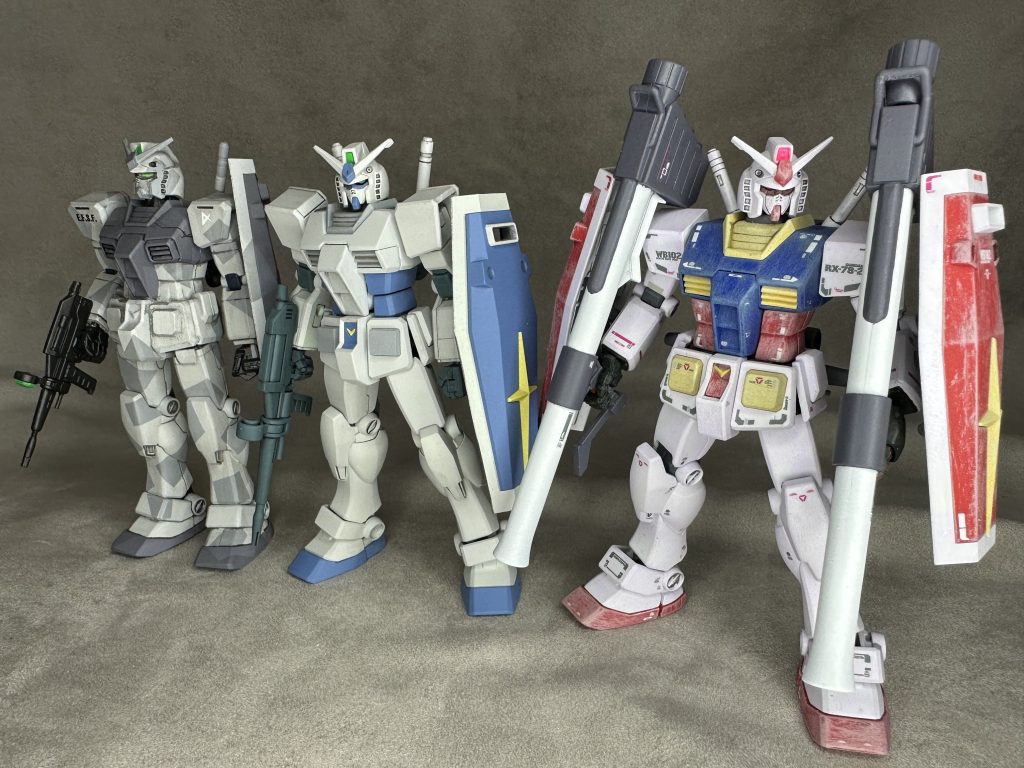 　FG、EG、№021を3機並べて。個人的にはスマートなEGよりちょっとがっしりした№021のほうが好みです。　劇中仕様と違うけど、Gアーマー付属のやつはシールド2枚付いてるから左右に装備しましたが、2枚重ねにしても良かったかも。