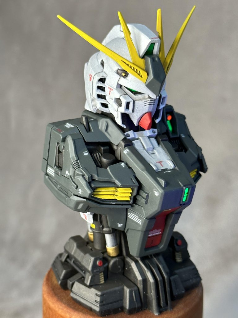 　頭部バルカンの部品はピンセットでつまんだ瞬間に失くしました（笑）。代わりに２ｍｍで開口しプラ棒+真鍮パイプで作り直し。唯一の改造点。1回500円のガチャ2回分のパーツ。1000円として、これは安いのか高いのか・・・？ｗ