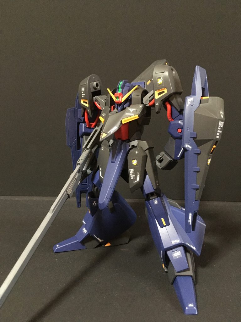 支援装備を外した状態設定通りヘイズルのシールドブースターを装備させています。シールドブースターは改造なしでポリキャップに接続可能です。