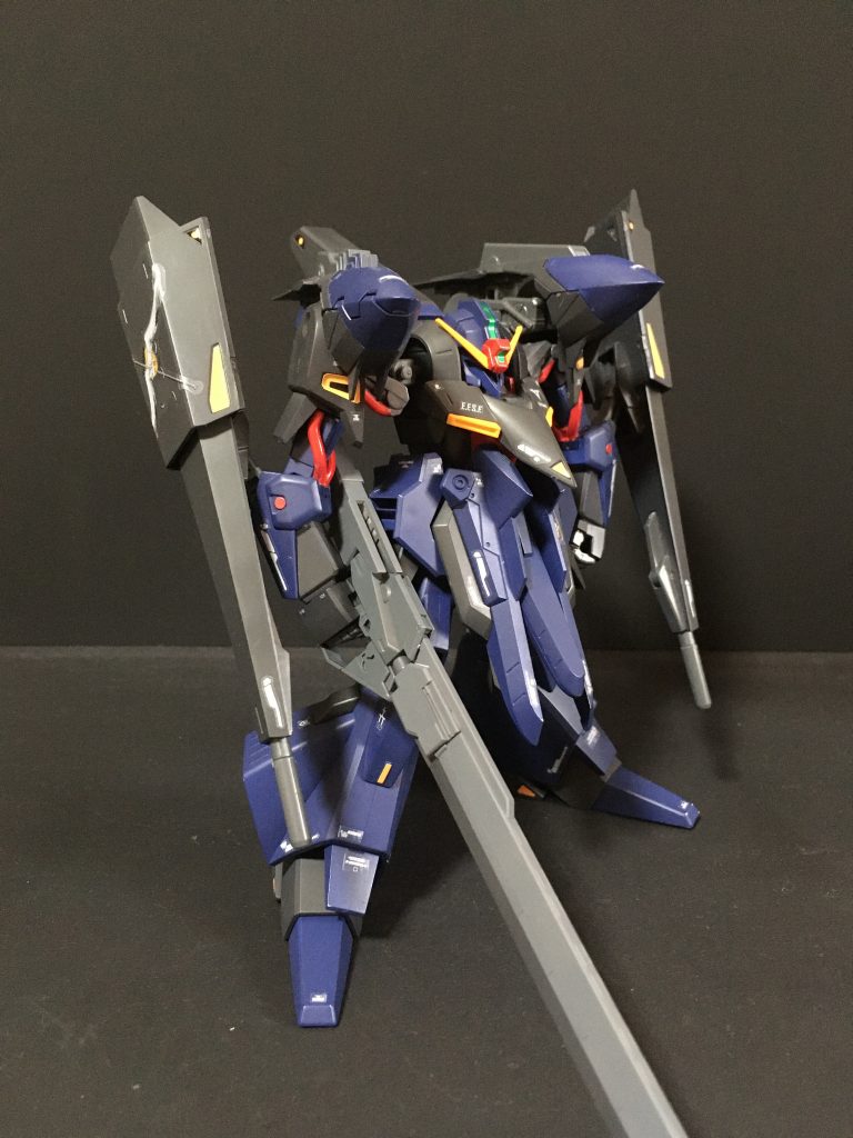 正面右側TR-5 フライルーはAOZとして最初のキットですね。それも現在のようにプレバンはなかったので一般発売でした。バンダイのマニア精神には感服します。引き続き未発売のAOZ機の開発を頑張って欲しいです。