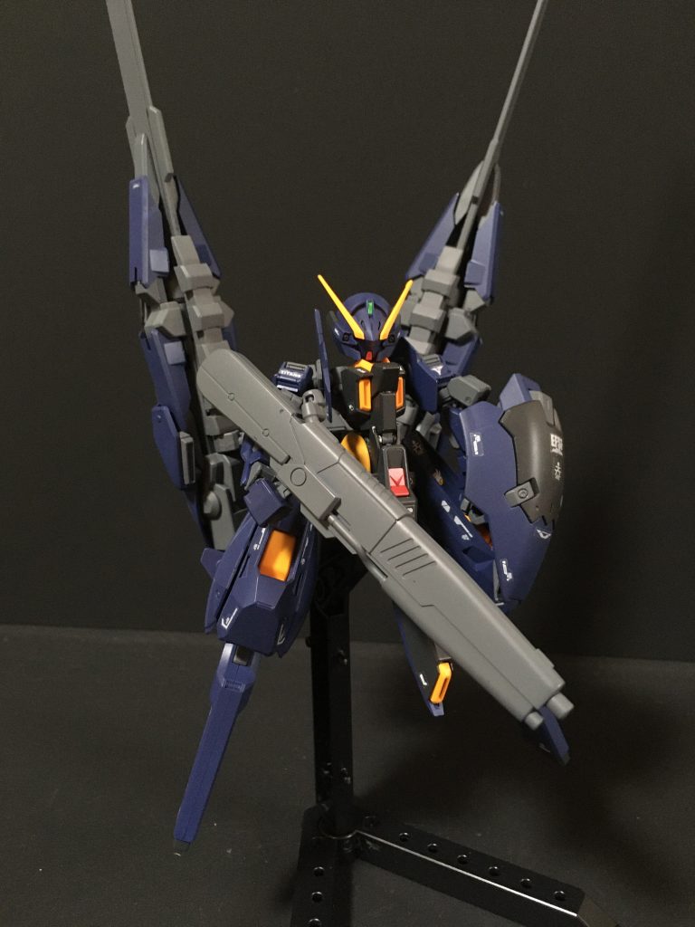 正面右側ヘイズルⅡという名前ですが、、、基本的にウーンドウォートですね。盾・ライフルが付いたのと、臀部ブースターポッドがメガ粒子砲搭載型ブースター・ポッドに変更されています。