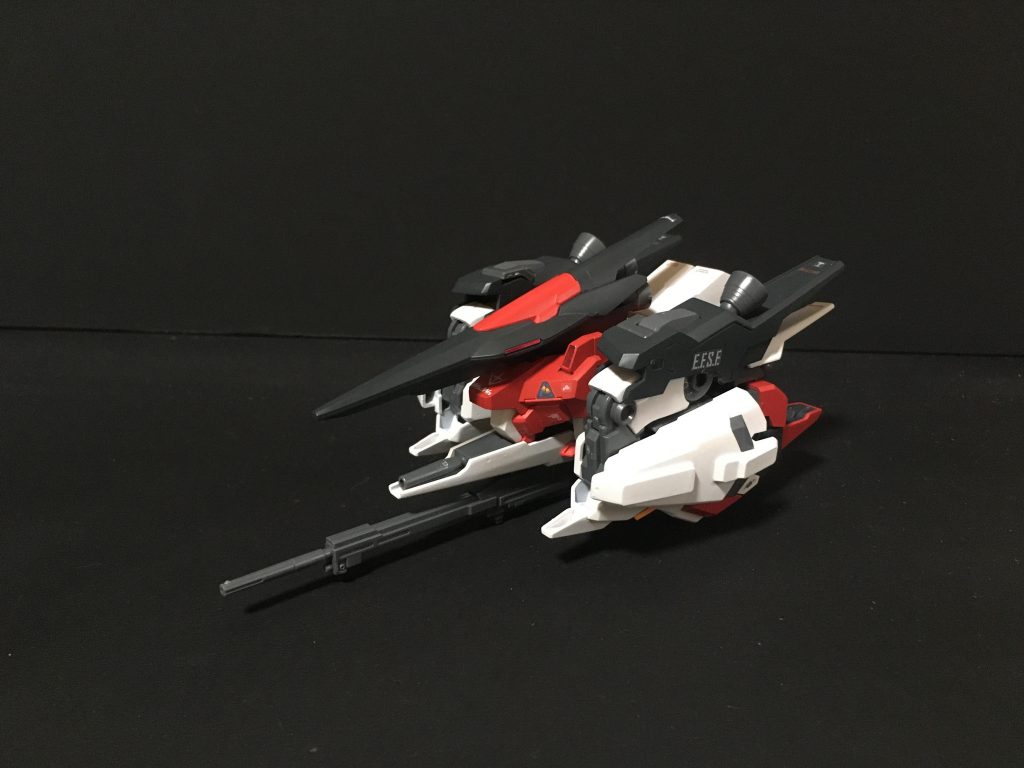 ウェイブライダー形態ZⅡと同じ変形方式 = 腕のたたみ込み部分のみZガンダム方式で、それ以外はメタスと同じ簡易変形方式になりますが、ZⅡのHGキットと異なり腕部分は完全に組み替え方式となります。