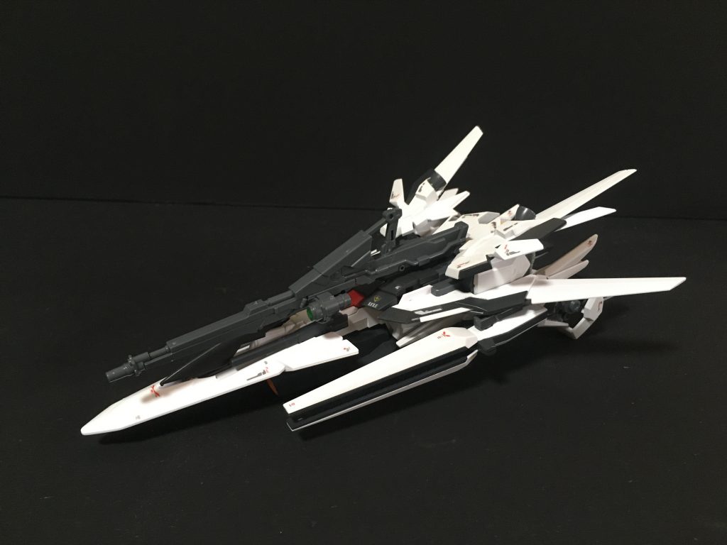 ウェイブライダー形態Zガンダムとほぼ同じ変形機構ですが、脚部の位置が下部になる点が異なります。