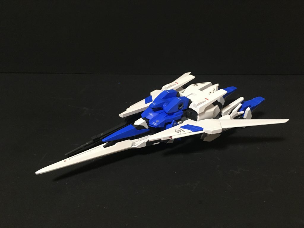 ウェイブライダー形態Zガンダムとほぼ同じ変形機構ですが、足が下部にセットされる部分が異なります。HGでは組み替え方式で、上半身は別パーツに取り替えとなります。 その分 出来上がりはカッコ良いです。